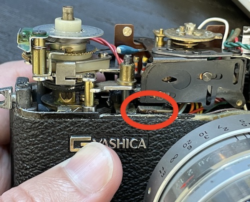 The old pad of death. It turned to dust with minimal scraping. It’s on the underside of that horizontal metal plate.